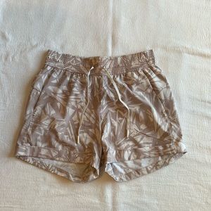 Lululemon Spring Break Away Short 4-way Stretch 3" -Shadow Leaf Light Ivory Muse